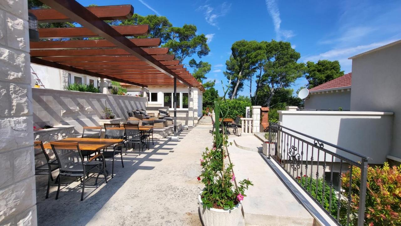 Villa Apartments Mate Cebalo Лумбарда Экстерьер фото
